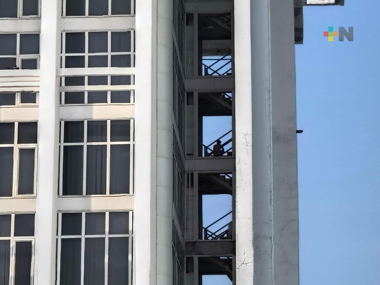 Joven se sube a Torre de Pemex y moviliza a cuerpos de rescate