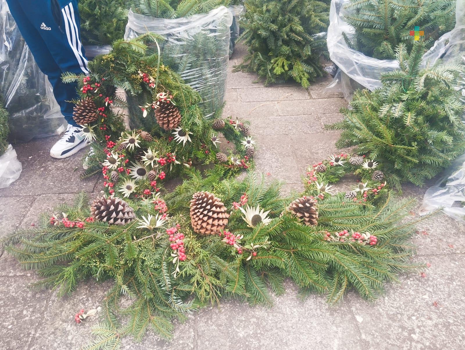 Venden artesanías navideñas elaboradas por mujeres de Perote en campus Mocambo