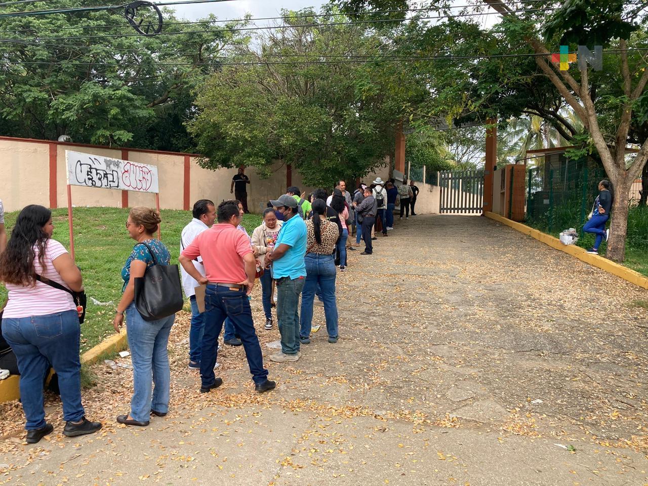 SEV entrega tarjetas de nómina a maestros en Coatzacoalcos