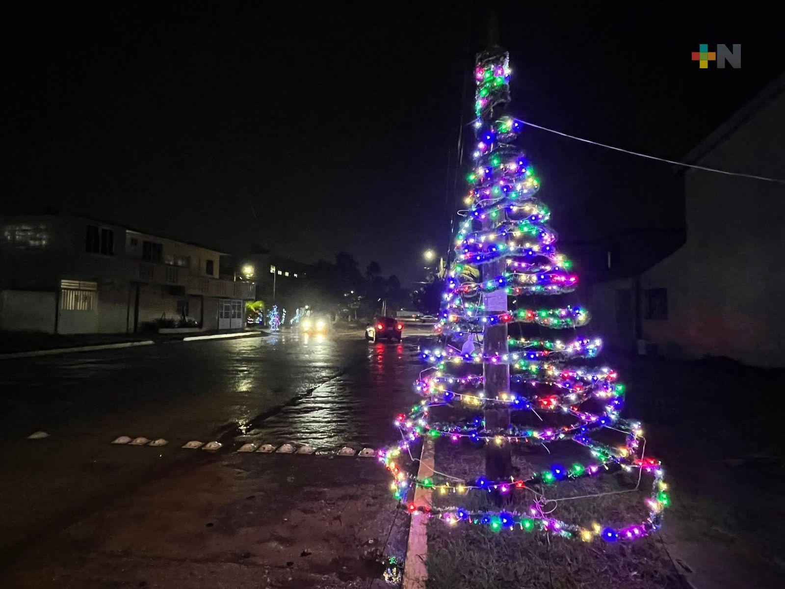 La Calle Náhuatl se ilumina con el espíritu navideño en Coatzacoalcos