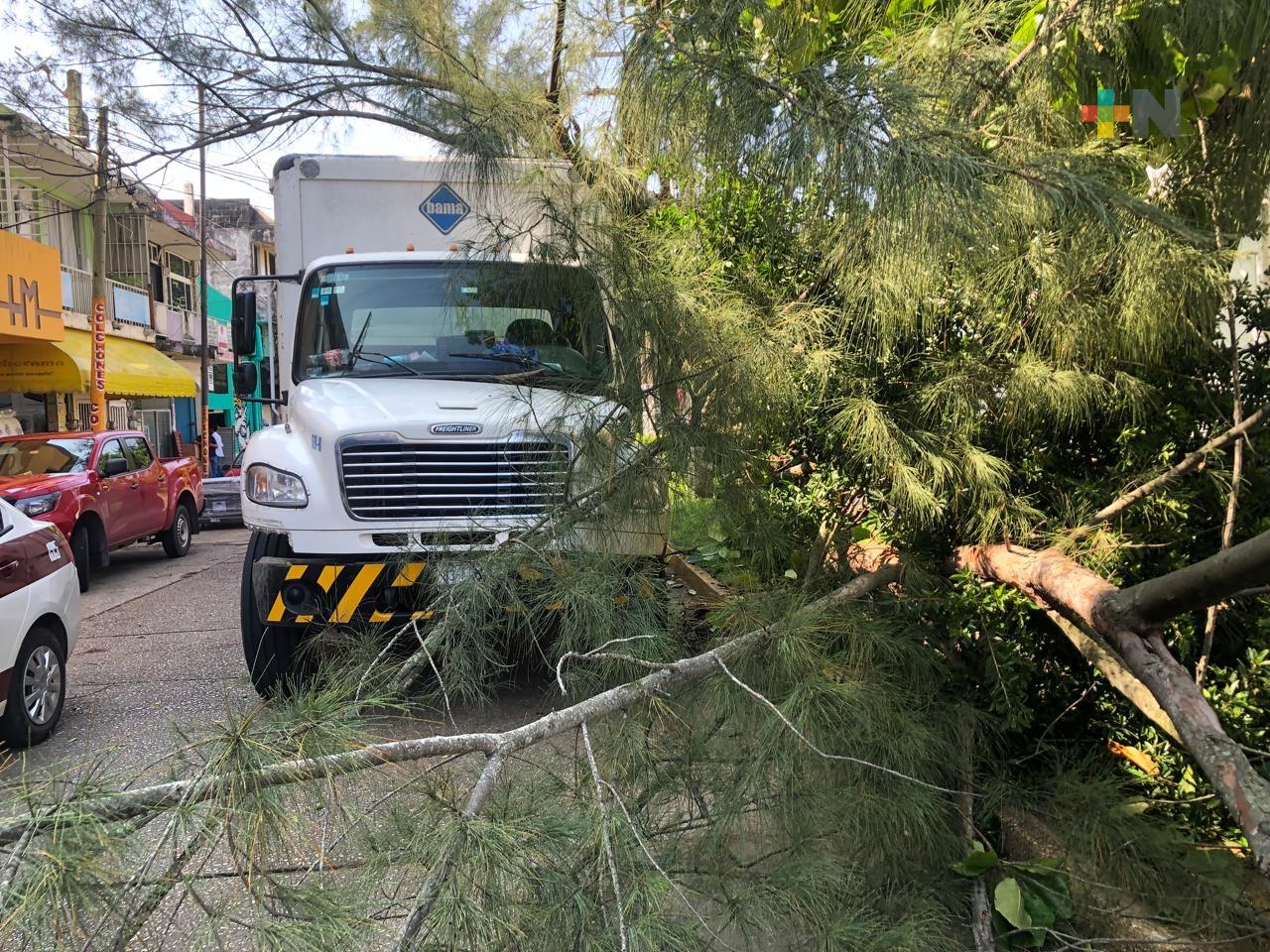 Tres tripulantes ilesos tras accidente en el centro de Coatzacoalcos