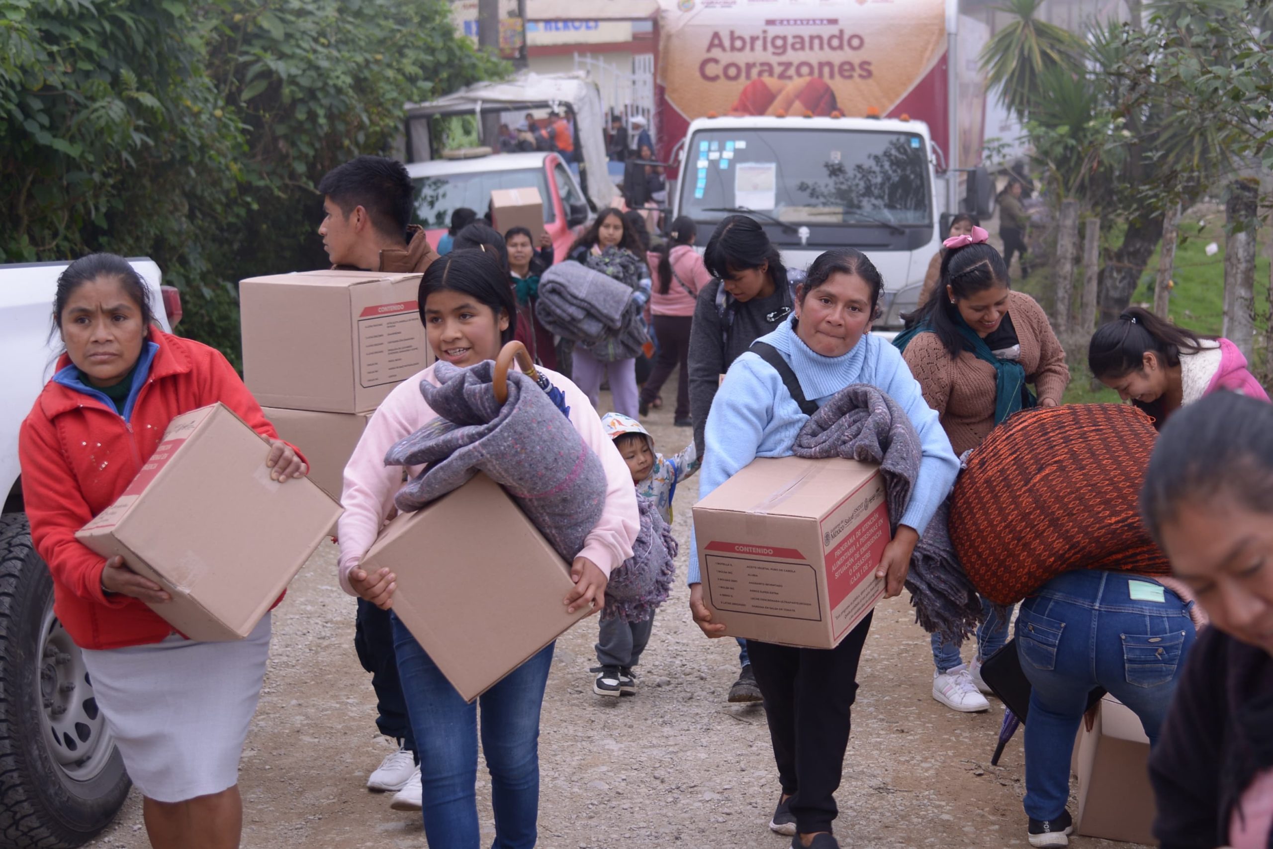 Familias de Calcahualco y Altotonga reciben cobijo y atención con Caravanas Abrigando Corazones