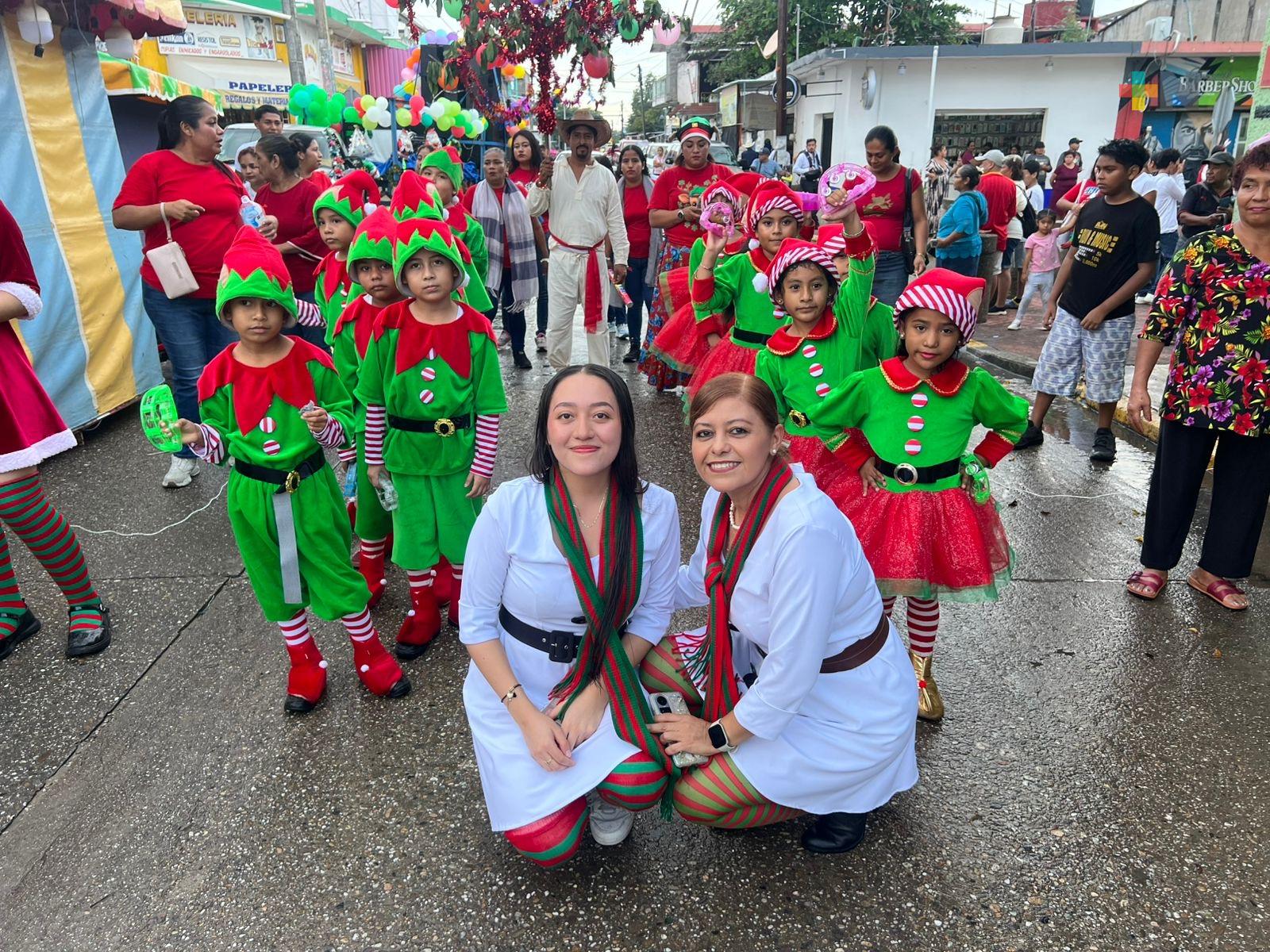 Niños de primaria llenan de alegría el desfile navideño en Tres Valles