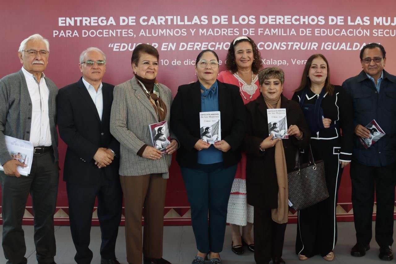 Entrega SEV cartillas de los Derechos de las Mujeres, en secundaria de Xalapa