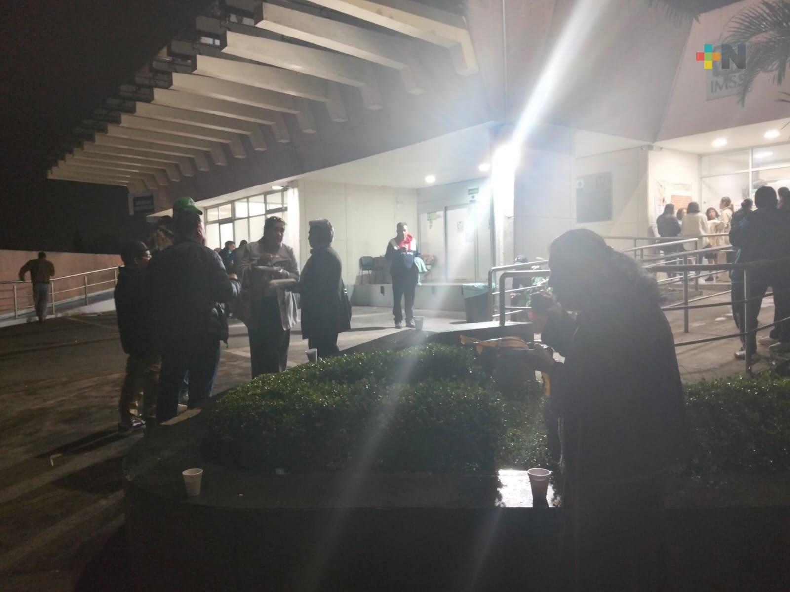 Brindan alimentos a familiares de pacientes en hospitales de Xalapa