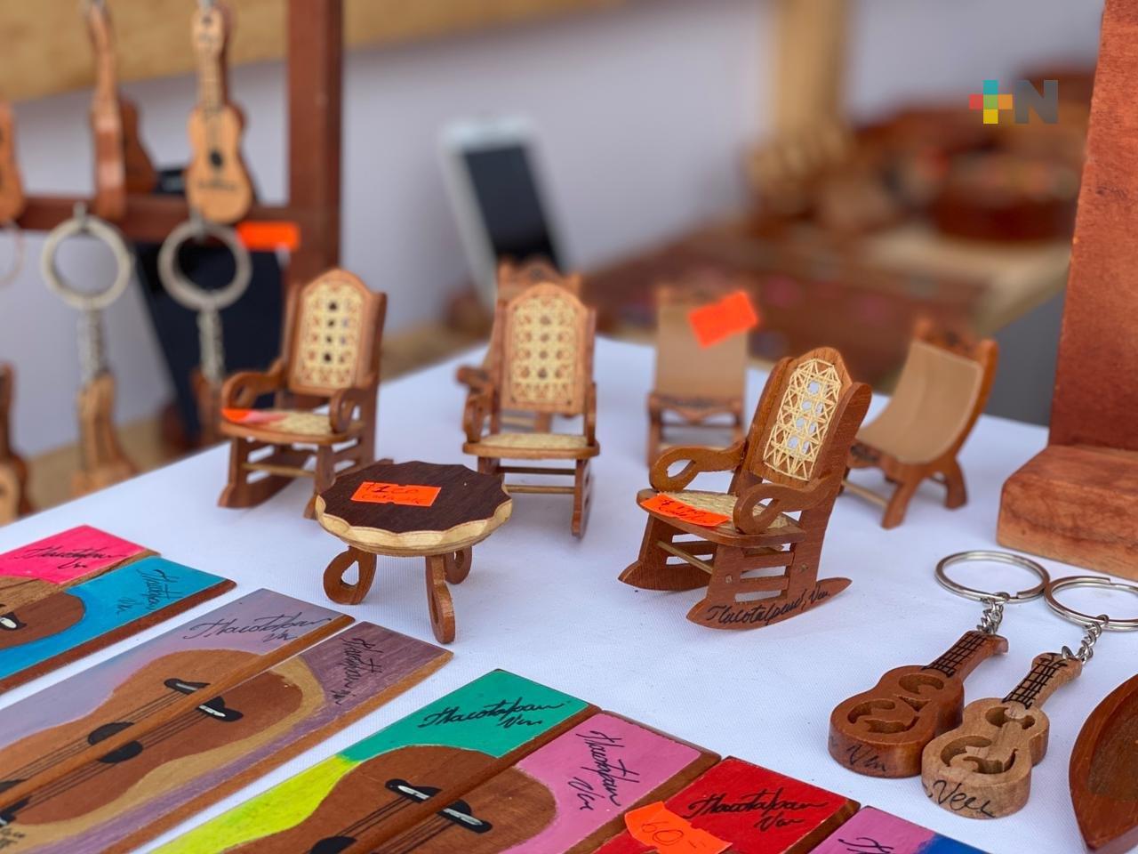 Artesano de Tlacotalpan mantiene tradición de tallado de madera