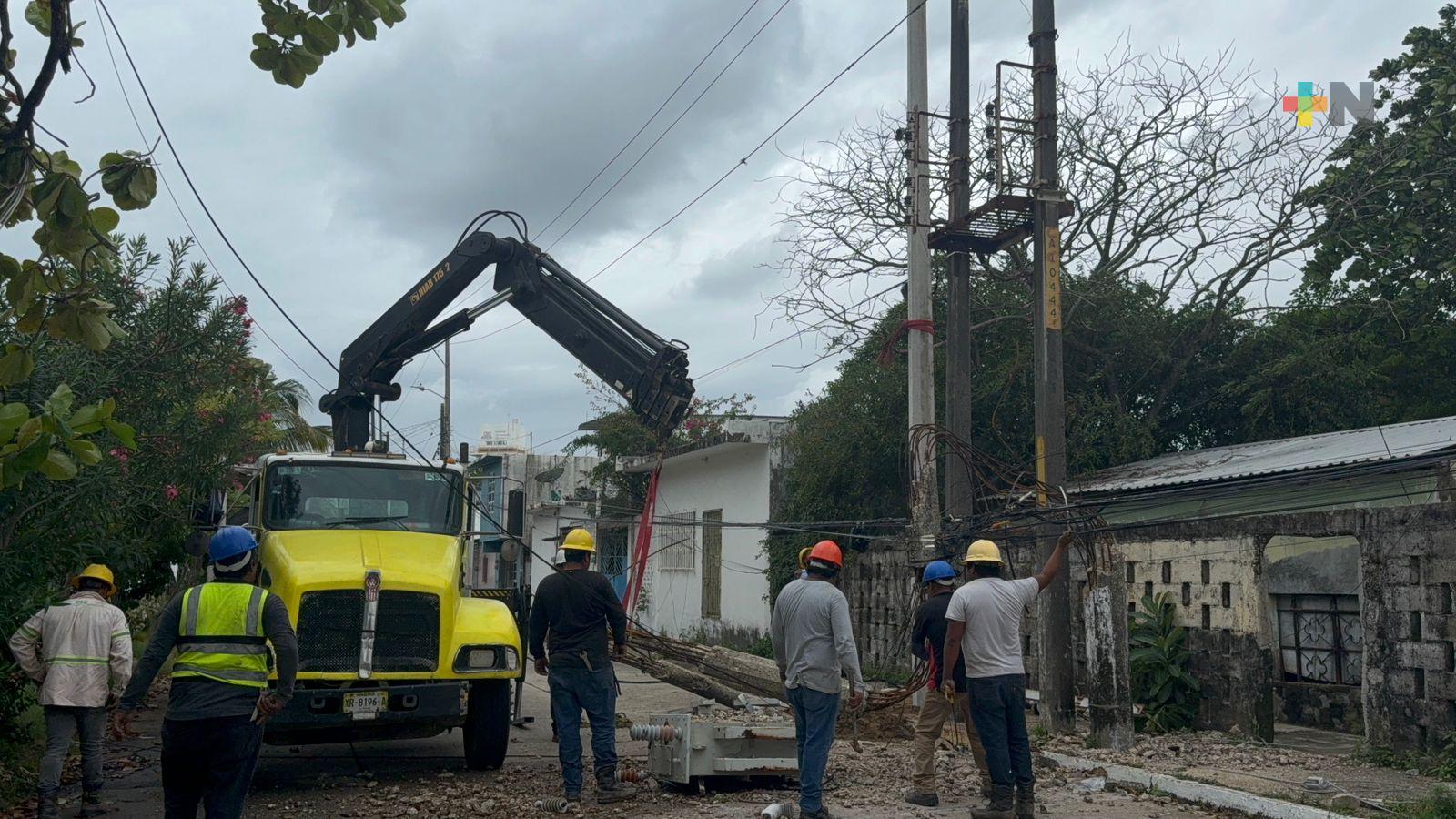 Frente frío provoca caída de poste de CFE en Coatzacoalcos