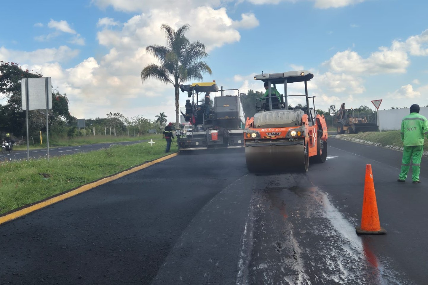 Continúan trabajos de conservación periódica en la carretera Xalapa-Veracruz: SICT