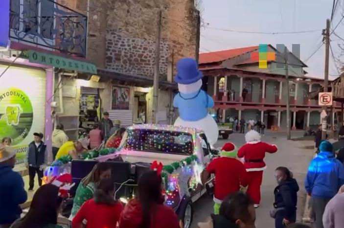 Escuelas de Huayacocotla participan en tradicional desfile navideño