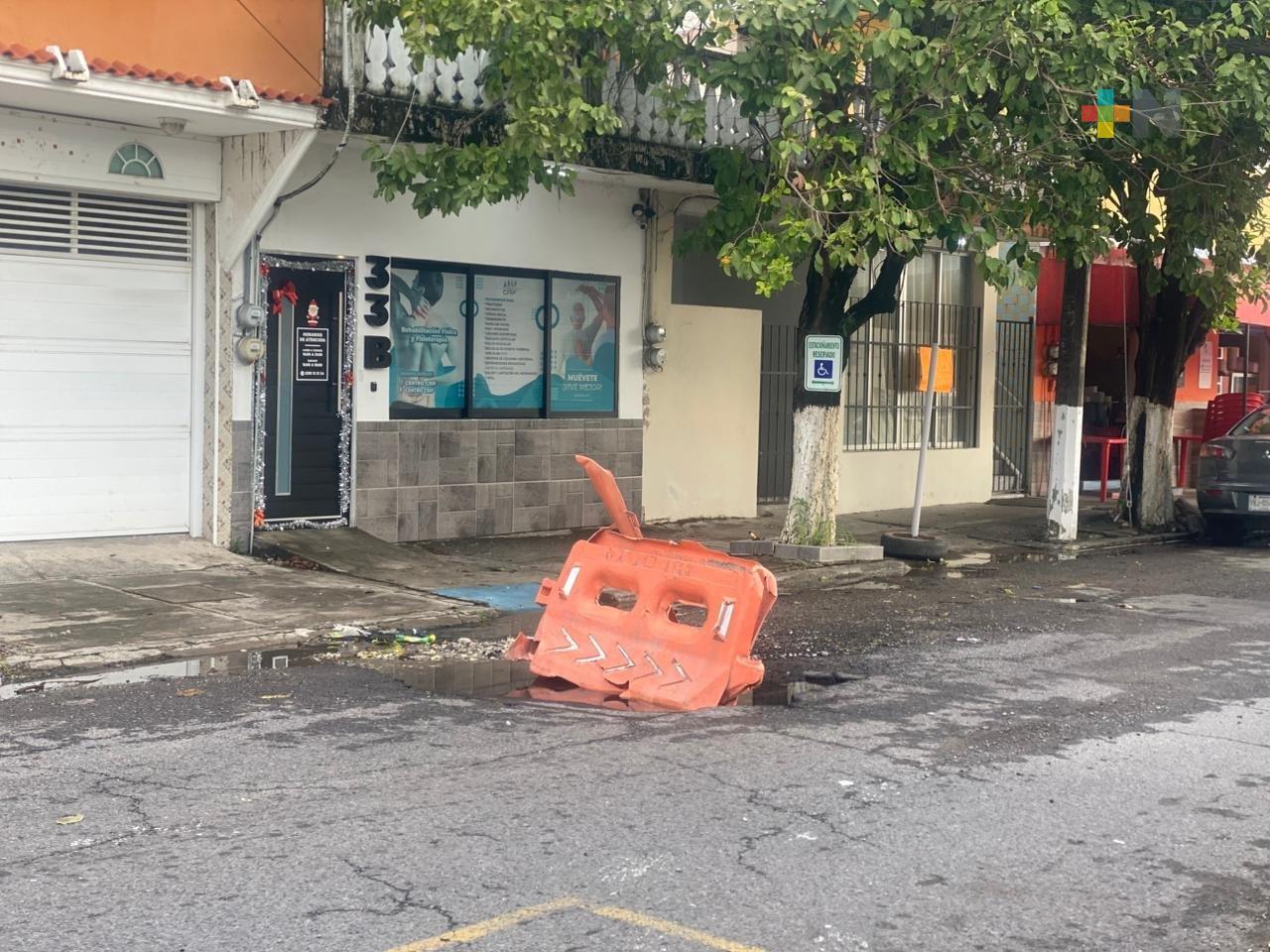 Fuga de aguas negras afectan fraccionamiento de Veracruz puerto