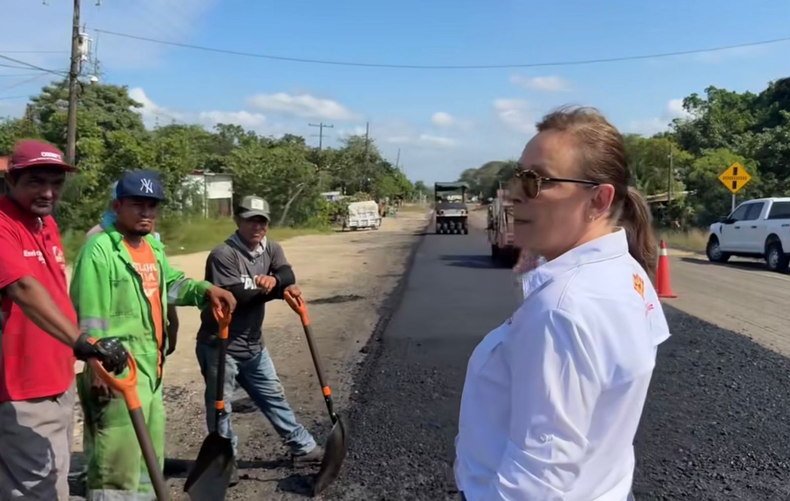 Rocío Nahle supervisa avances de carretera en la región de Los Tuxtlas