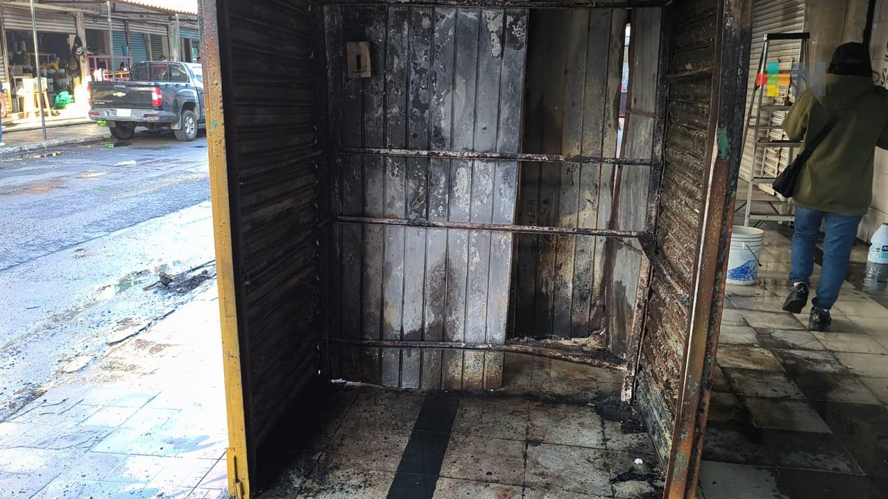 Incendio consume dos locales afueras de mercado en Veracruz puerto