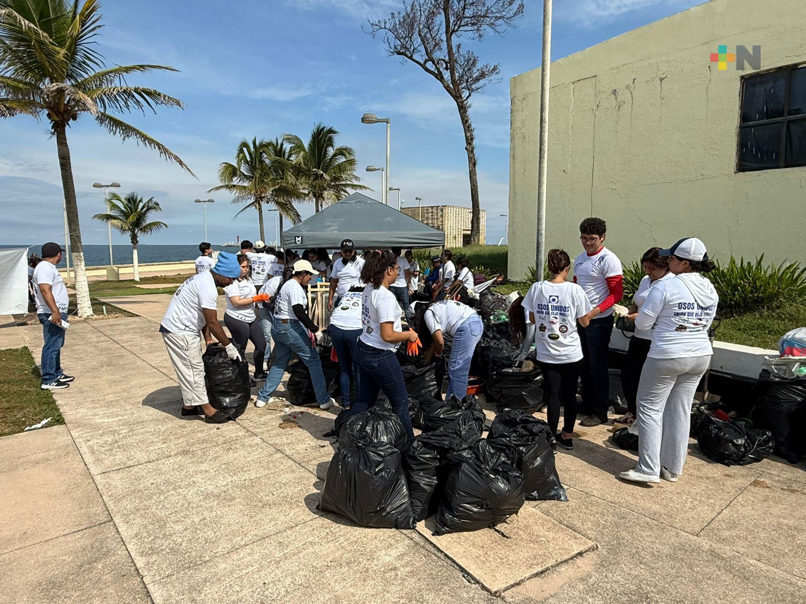 Universitarios limpian playa de Coatzacoalcos