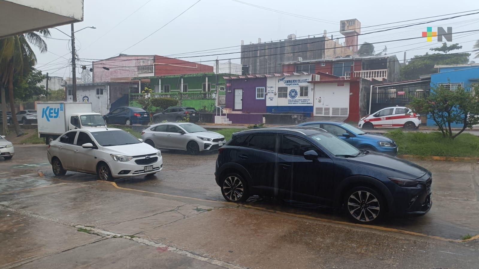 Tormenta eléctrica despierta a la población de Coatzacoalcos y municipios cercanos