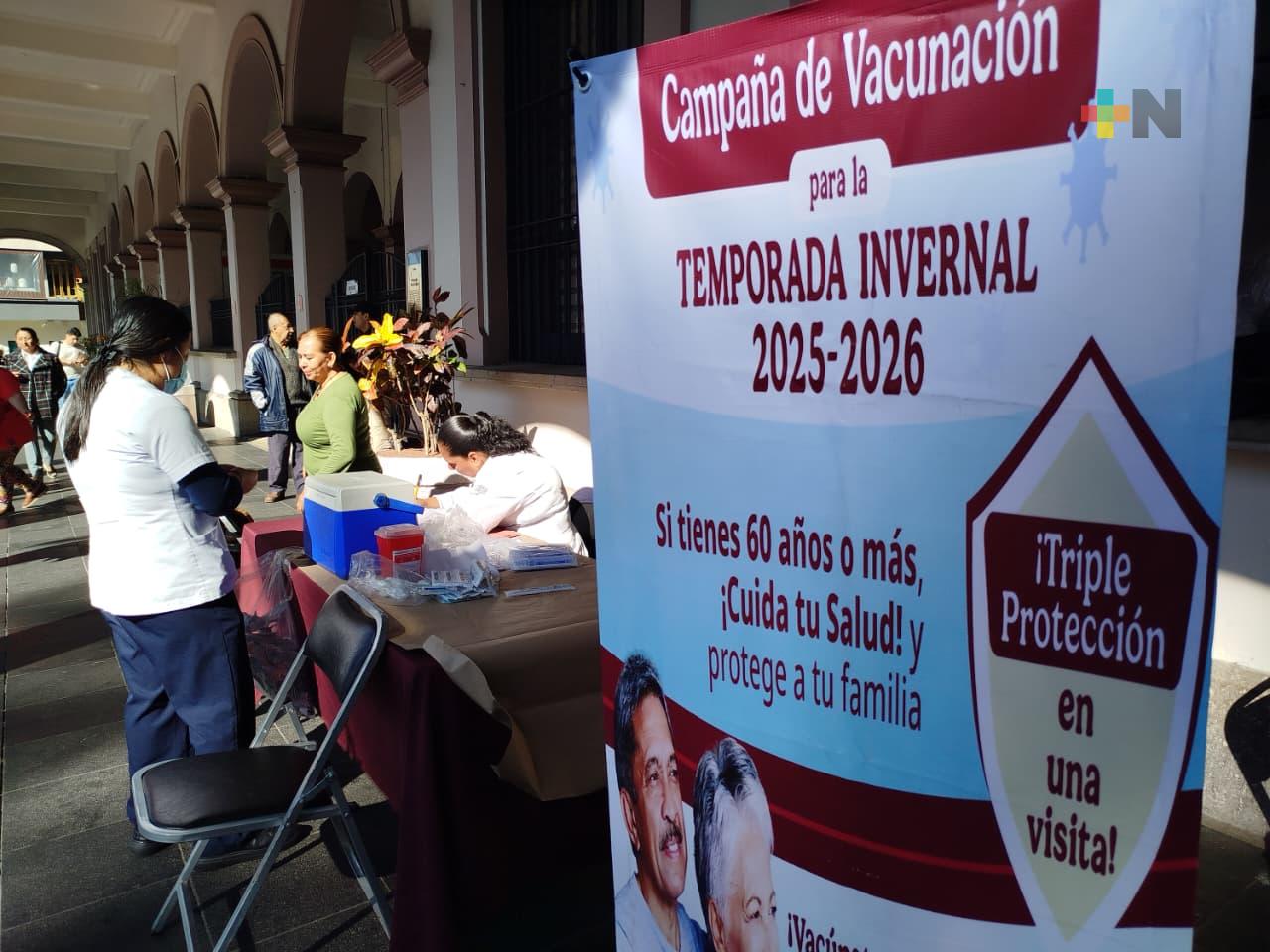 Instalan módulos itinerantes de vacunación en Xalapa