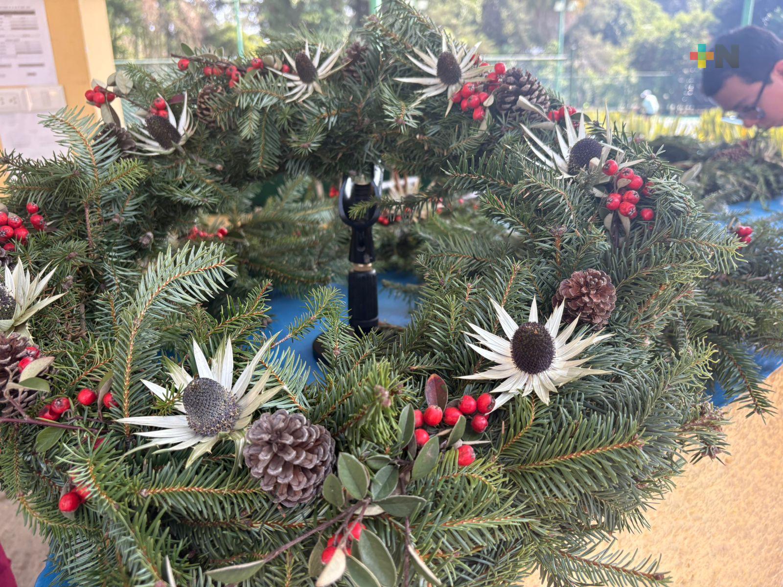 Mujeres de la comunidad El Conejo ofrecen coronas y pinos en Xalapa