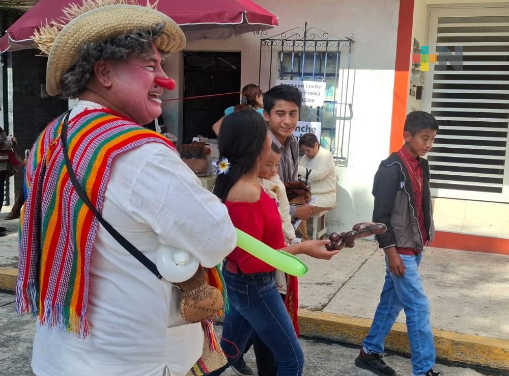 Payaso combina sus chistes con su fe en la Basílica de Xalapa
