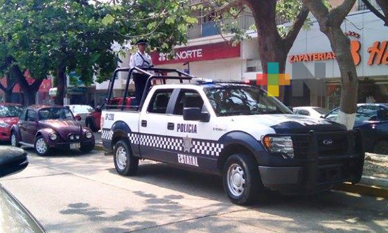Policía estatal y local realizan rondines en plazas comerciales de Coatzacoalcos