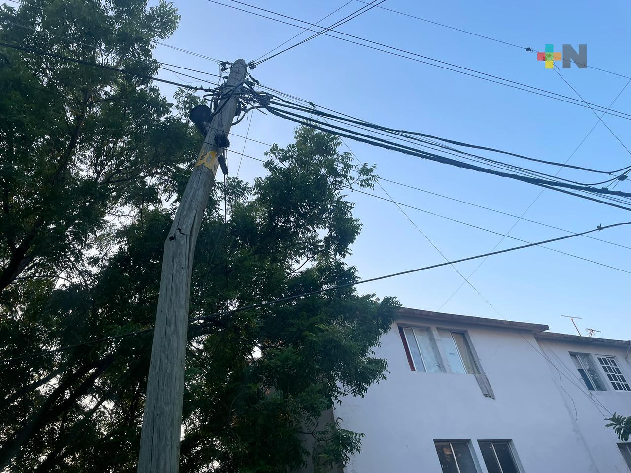 Poste en colonia Infonavit El Morro es un riesgo para habitantes