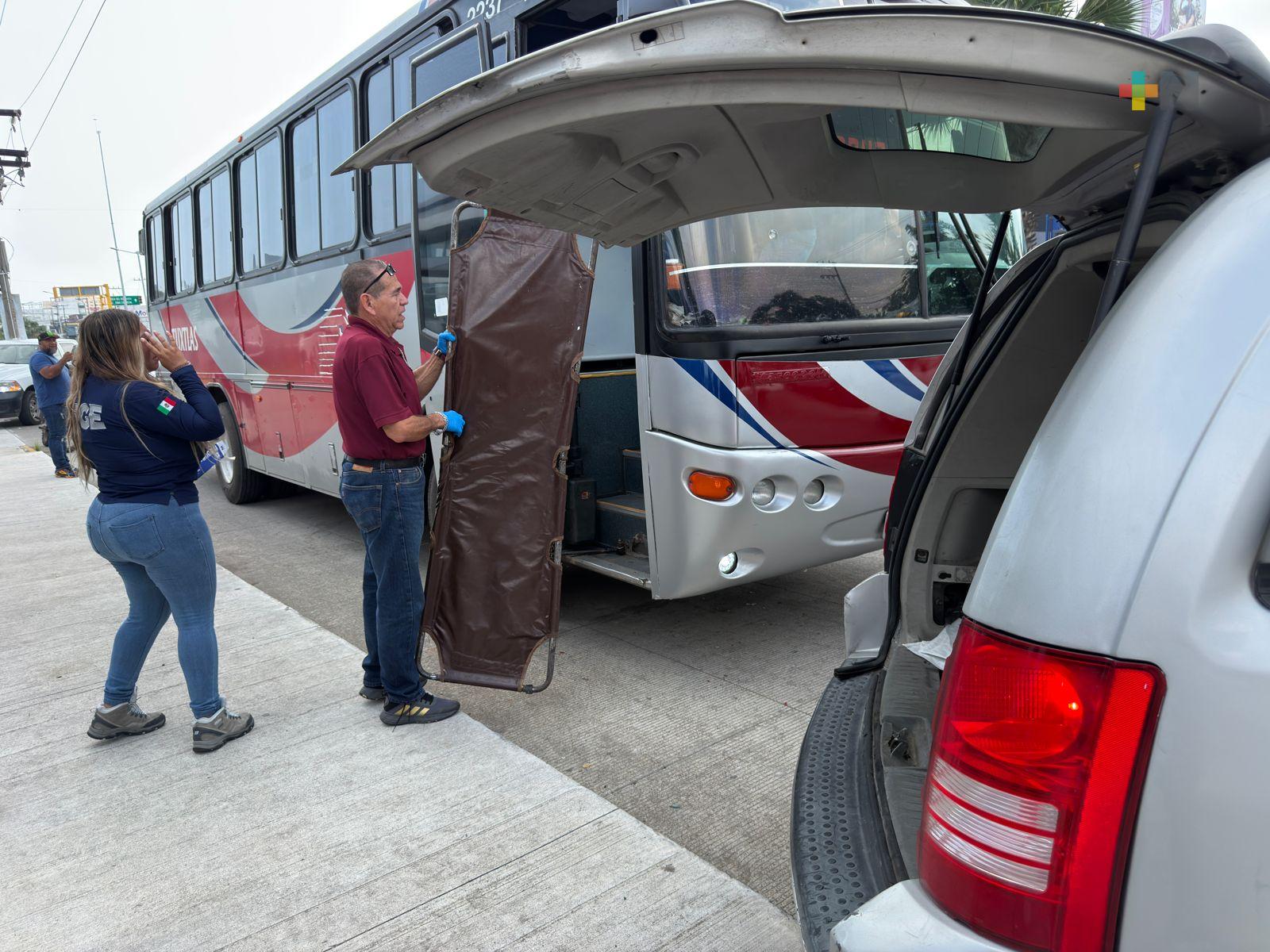 Persona de la tercera edad fallece al interior de transporte público