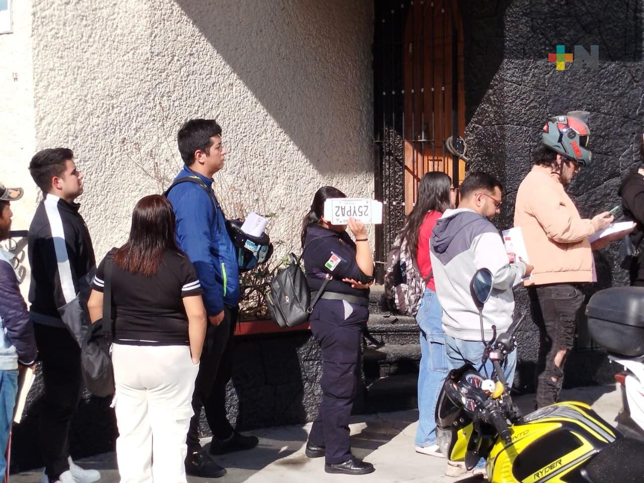 Ciudadanos madrugan para alcanzar turno y reemplacar motocicletas