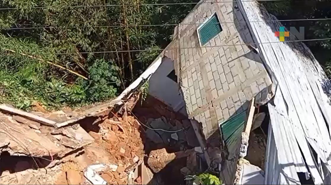 Socavón provoca hundimiento de bodega en municipio de Oteapan