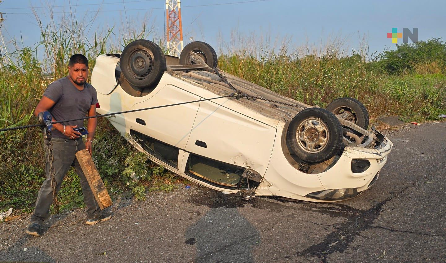 Se registra volcadura de automóvil frente a plaza Nuevo Veracruz