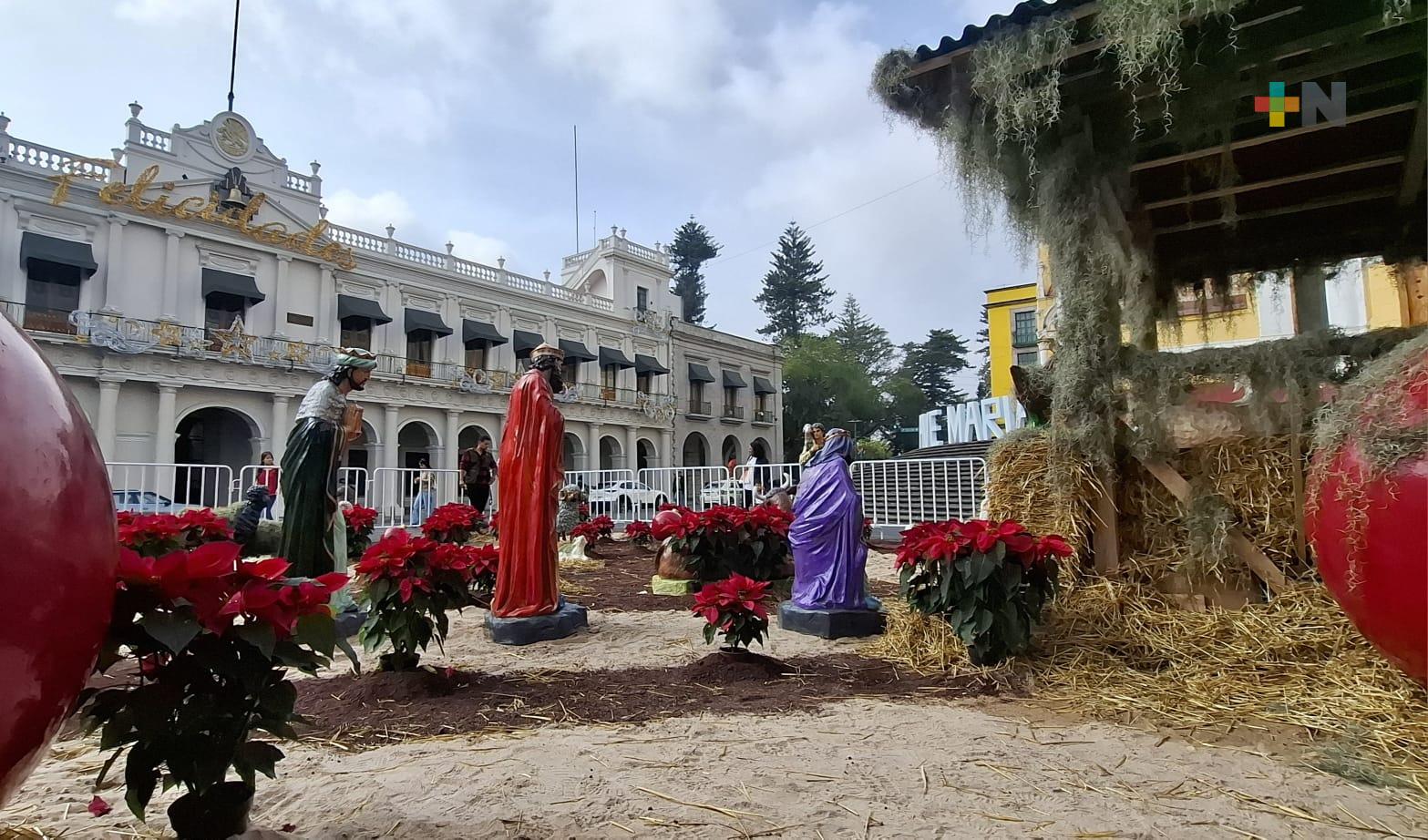 Adornos navideños iluminan la Plaza Lerdo