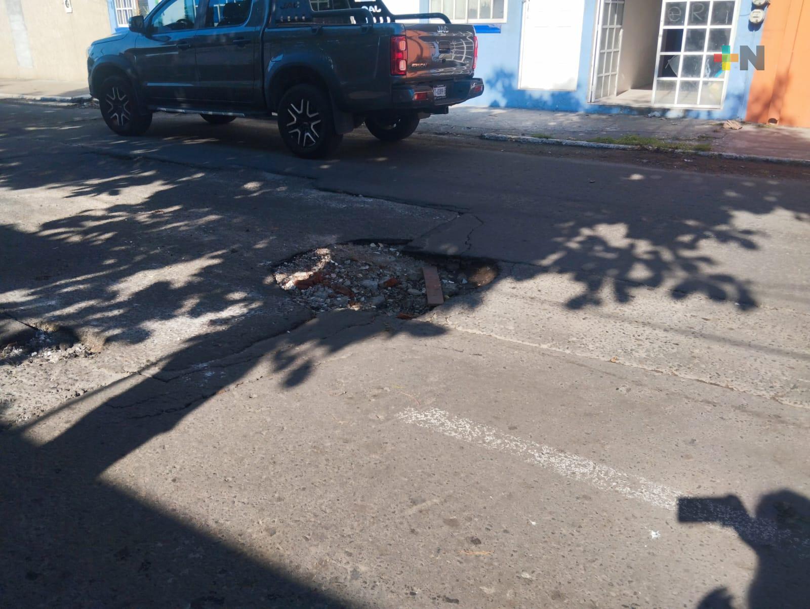 Vecinos denuncian baches en la calle Benito Juárez de l centro de Veracruz