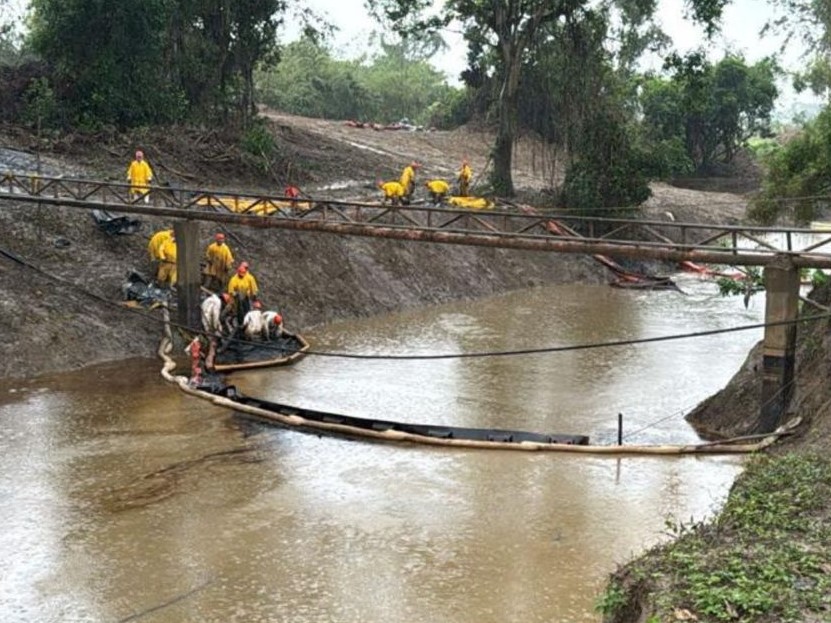 Realiza Pemex trabajos de limpieza y contención en río Cazones y arroyo El Cabellal