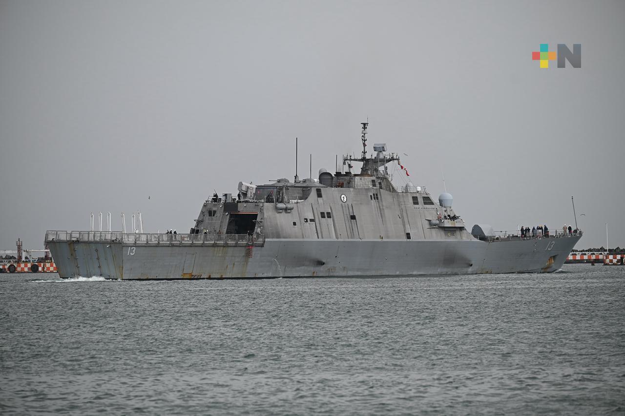 Zarpa del puerto de Veracruz buque de guerra de EUA