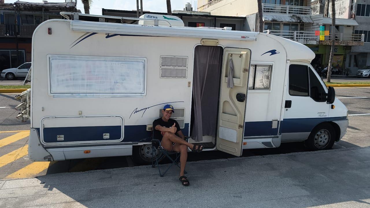 Desde hace tres años recorren el continente americano en casa rodante