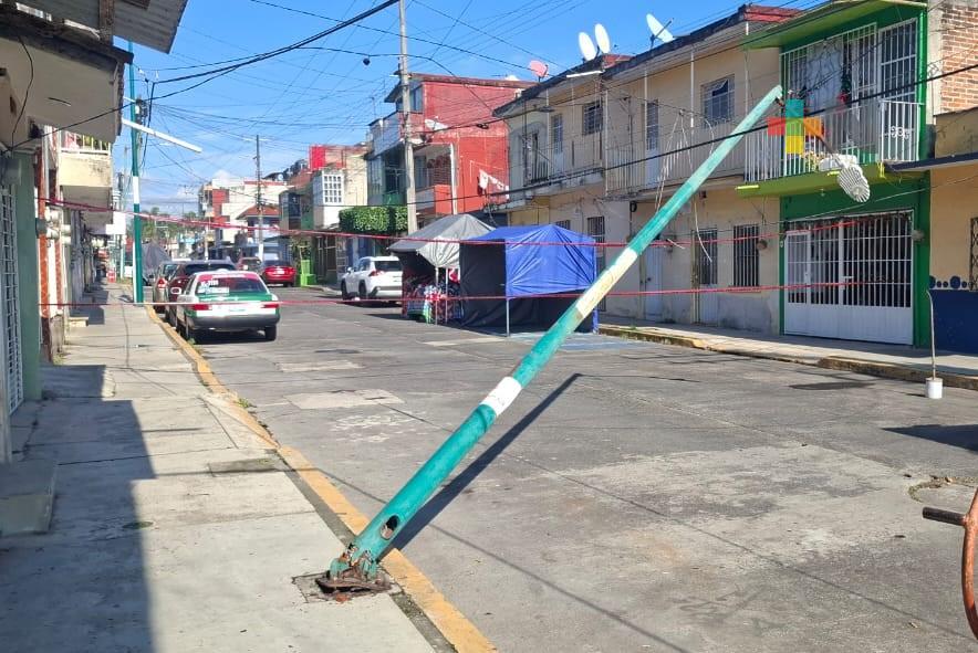 Reparan postes dañados por camioneta cerca de Basílica Menor