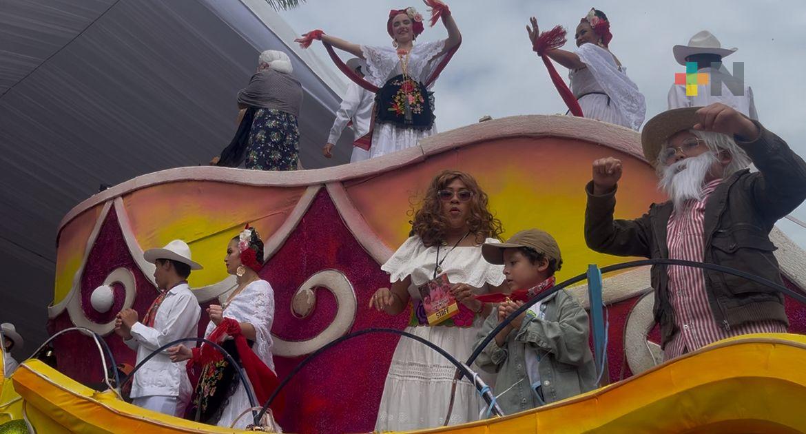 Con comparsas, bailarines y carros alegóricos despiden 2025 en Veracruz puerto