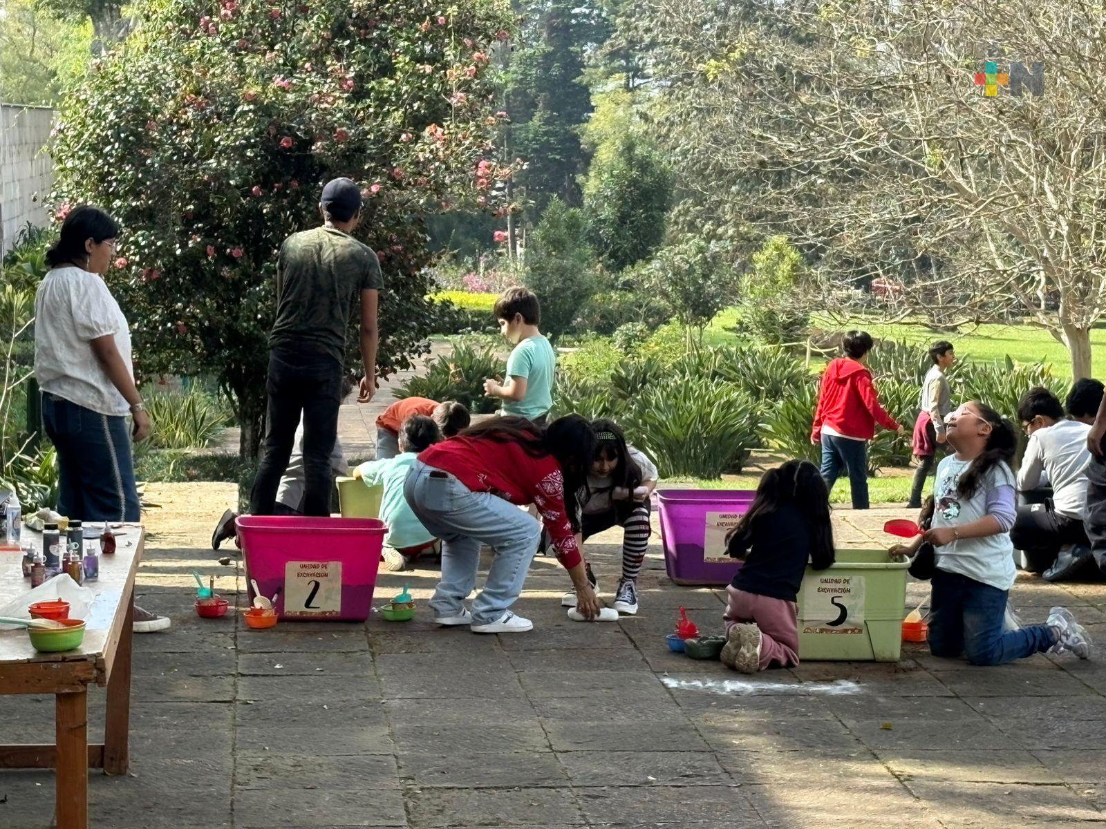 Niños experimentan ser arqueólogos en el MAX