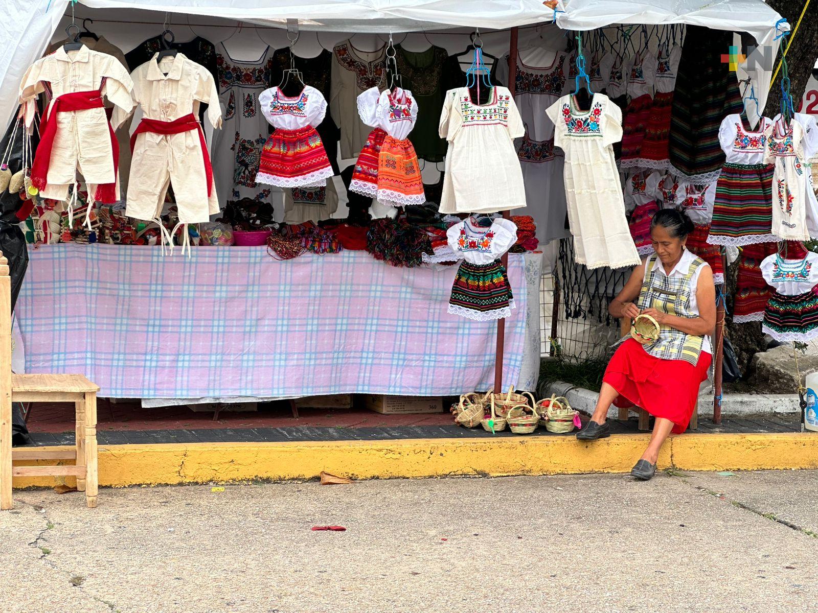 Poblanos llegan a Coatzacoalcos para vender trajes guadalupanos