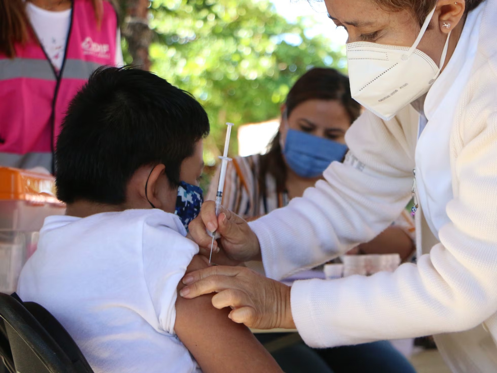 Autoridades exhortan a vacunarse ante brote de sarampión en México
