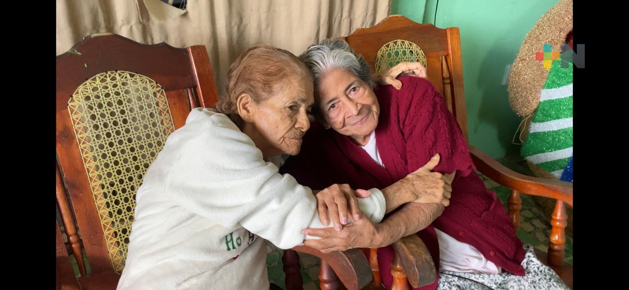 Adultos mayores del asilo Cogra celebran el Día Internacional del Abrazo