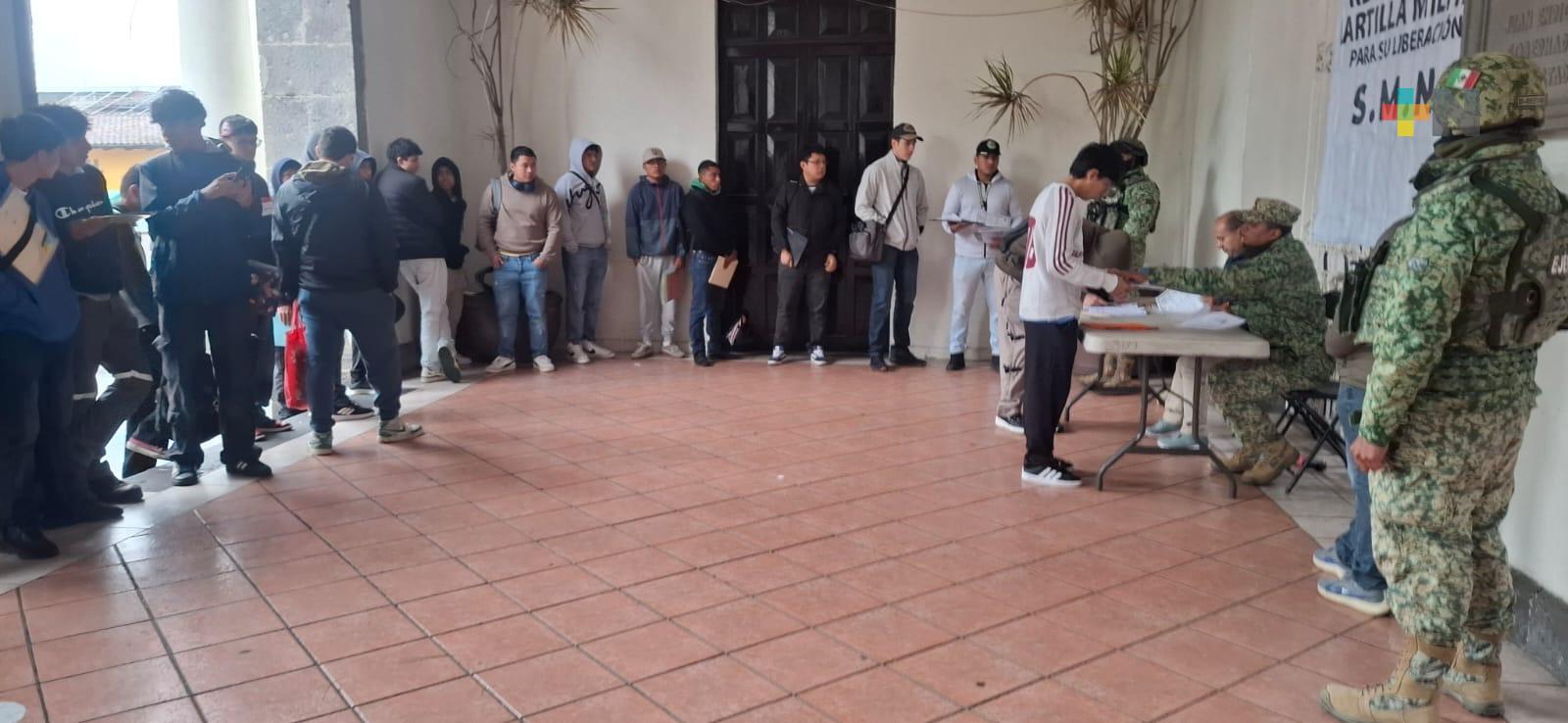 Jóvenes entregan documentos para la cartilla militar en Coatepec