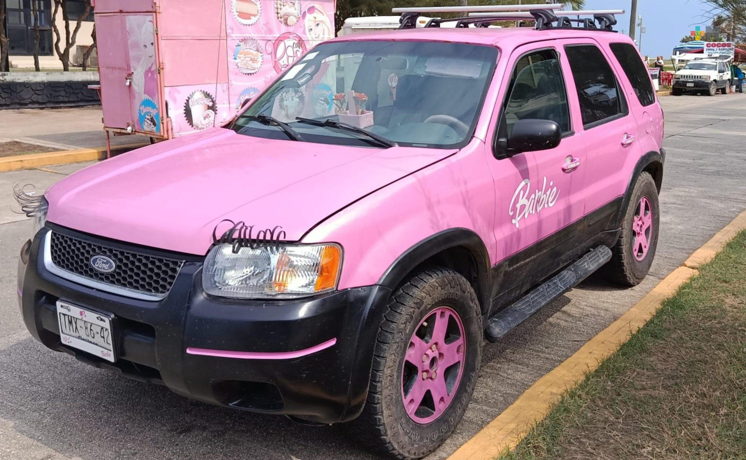 Automóvil inspirado en Barbie circula en Coatzacoalcos