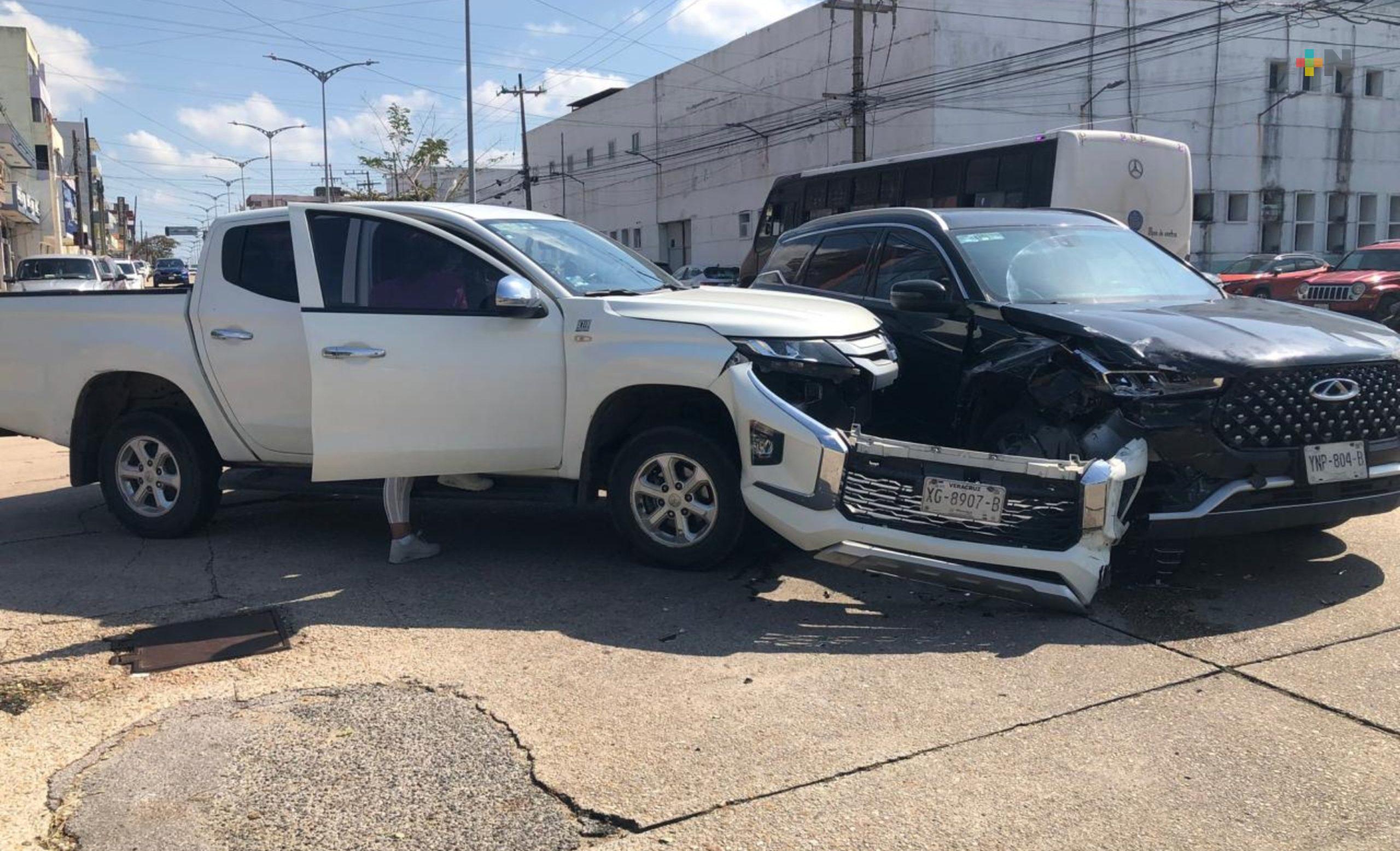 Dos camionetas de gama alta se impactaron en centro de Coatzacoalcos