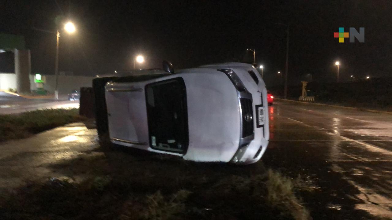 Camioneta volcada y abandonada deja daños materiales en Coatzacoalcos