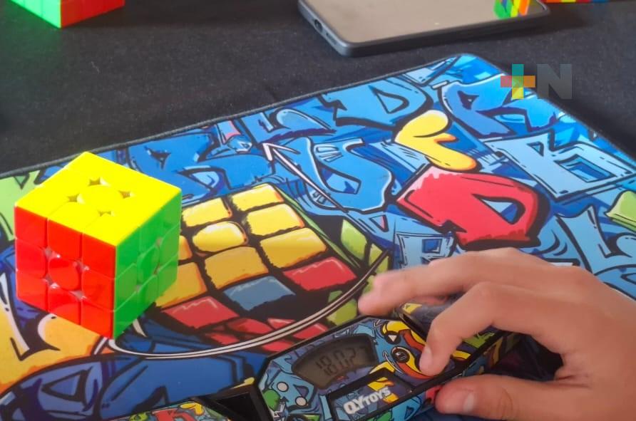Cubo de Rubik: rompecabezas tridimensional que ayuda a la motricidad y  reduce el estrés