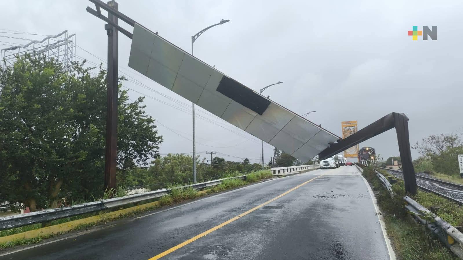 Fuertes vientos provocan colapso de letrero sobre Puente Coatzacoalcos I