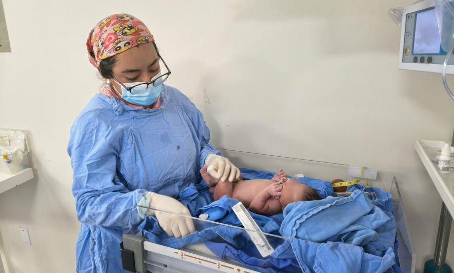 Sofía Isabela y Michael, primeros bebés nacidos en el IMSS en 2026