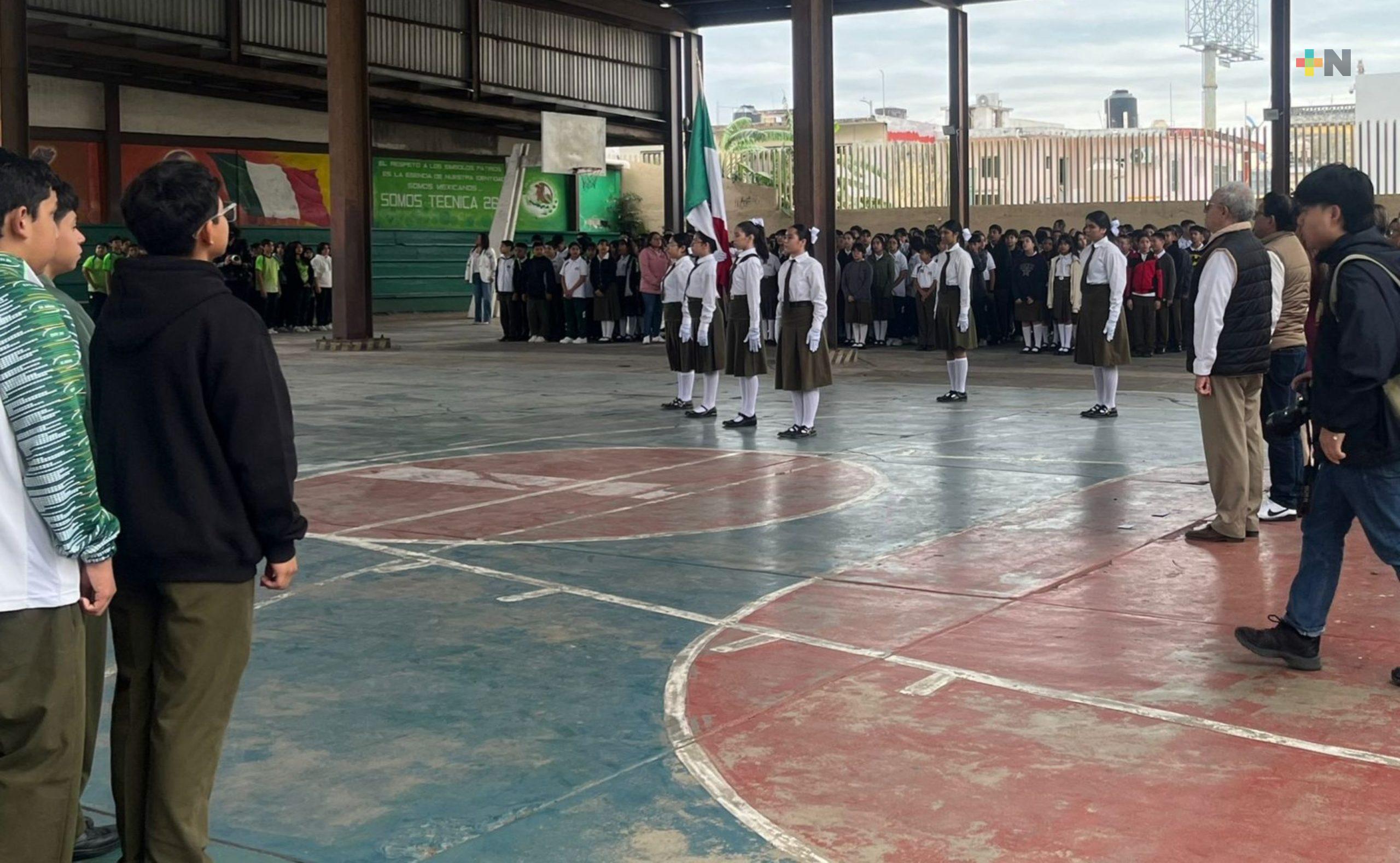 Con honores a la bandera se reanuda el ciclo escolar en Veracruz