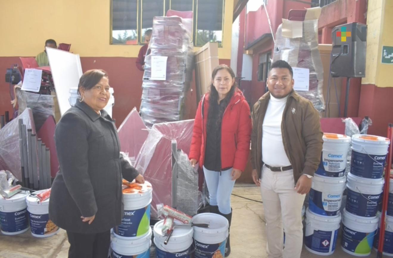 Más de 62 centros escolares de Huayacocotla recibieron apoyos estatales
