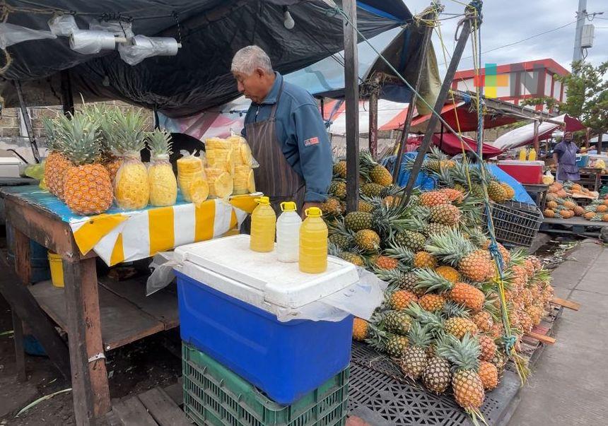 Cada día vende piñas en el mercado Malibrán