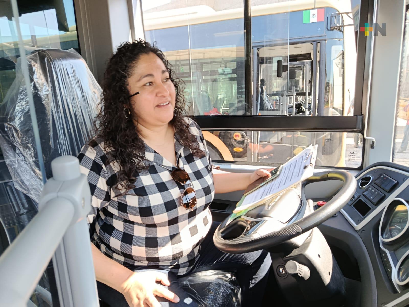 Mujeres conducen unidades Quetzalli del puerto Lázaro Cárdenas a Coatzacoalcos
