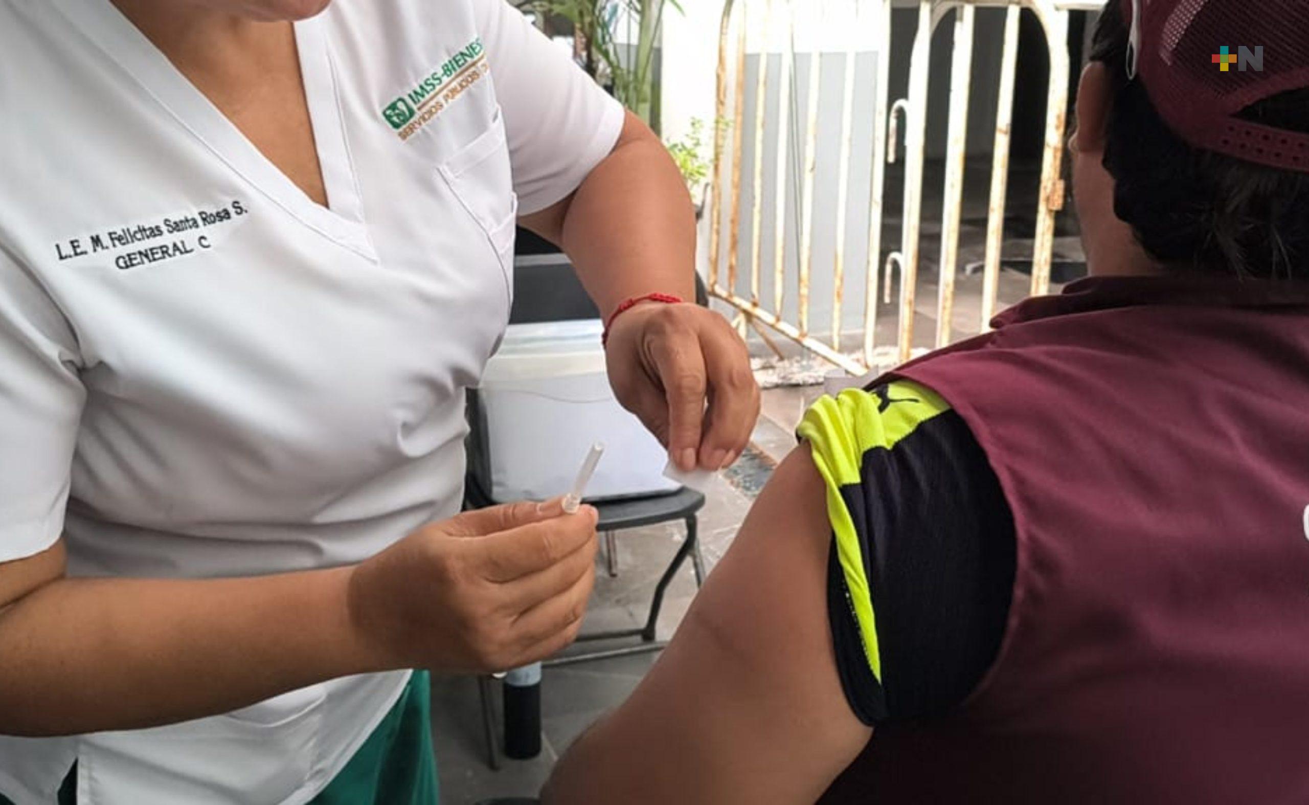 Aplican vacuna contra el sarampión en edificio Trigueros